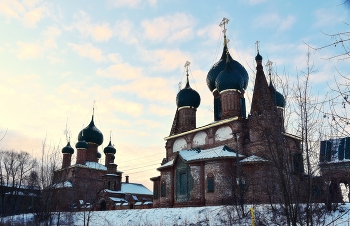 Луковицы и барабаны.... / Ярославль: храмовый комплекс в Коровниках.
Одним из символов России и главной отличительной чертой православной архитектуры стали именно луковичные купола. Форма луковицы символизирует пламя свечи. «Это завершение храма – как бы огненный язык, увенчанный крестом и к кресту заостряющийся…» - писал религиозный философ Евгений Трубецкой в трактате «Три очерка о русской иконе».
Луковичная глава («маковица») - это завершающая часть купола, которая устанавливается на цилиндрическую основу («барабан»). При этом диаметр луковицы шире барабана.