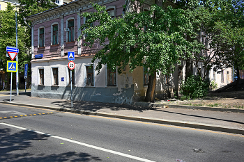 Малая Андроньевская / Малая Андроньевская улица в Москве. Дом ямщика В.И. Ширяева. Июнь 2023.