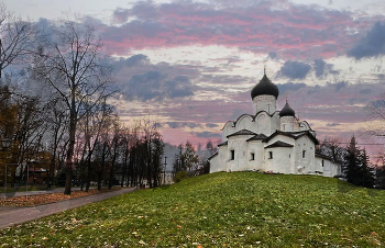 На горке / церковь Василия в Пскове