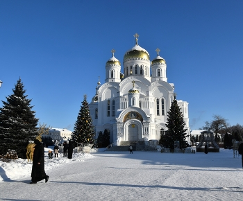 С Рождеством Христовым! / В Дивеево на Рождество. 
Преображенский собор. Куда ни пойдёшь по территории монастыря, взгляд всё равно цепляется за этот храм, настолько он значителен и значим здесь. Он светится под лучами солнца, он светится на фоне грозовых облаков, он светится и ночью...