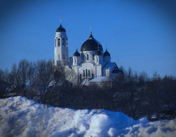 За горами, за рекой / Старообрядческая церковь Пресвятой Богородицы, Боровск 2024. (через замерзшее стекло)



Borovsk, Pokrov church (rostoration in 2024) Shot through frosted glass