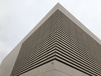 Pointing to the sky / Sharp lines and white marble make the perfect combination that shows the beauty of this building.