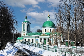 Храм Живоначальной Троицы на Воробьёвых горах / Храм Живоначальной Троицы на Воробьёвых горах