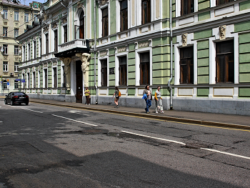 Подсосенский переулок / Подсосенский переулок в Москве. Особняк Морозовых. Особняк Морозовых — это здание в стиле эклектики, построенное в 1879 году по заказу мецената и промышленника Викулы Морозова. Июль 2023.