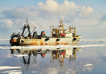 РТМ-С с тралом / Весенняя рыбалка в Охотском море. Фото старое, сейчас таких судов на ДВ флоте нет..