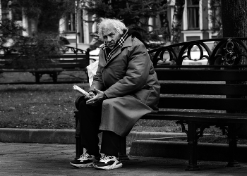 Одиночество / Быть стариками — не простая штука.
Не все умеют стариками быть.
Дожить до старости — ещё не вся наука,
куда трудней достоинство хранить.