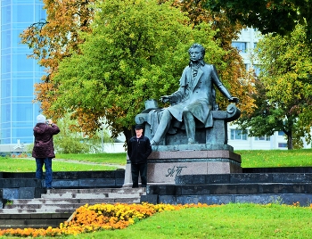"Я памятник себе воздвиг нерукотворный, к нему не зарастет народная тропа..." / "Нет, весь я не умру - душа в заветной лире
Мой прах переживет и тленья убежит -
И славен буду я, доколь в подлунном мире
Жив будет хоть один пиит ..."
А.Пушкин