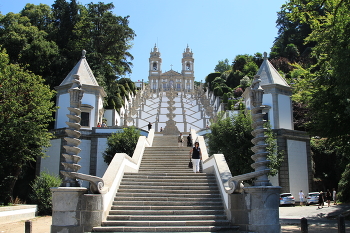 Португальские зарисовки / Bom Jesus Do Monte (церковь доброго Иисуса на горе) находится неподалеку от города Брага, что на севере Португалии. Это святилище, сооруженное на склоне высотой 564 м ., является одним из самых известных мест паломничества, вторым по популярности после Фатимы. Оно представляет собой целый комплекс из церкви, знаменитой, поднимающейся на 116 метров , лестницы из 581 ступеней, созданной в стиле барокко, а также большого парка.