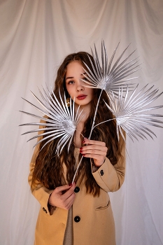 Серебряные листья / модель Ангелина Табакова