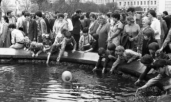 Игры детей у фонтана. / 9 мая 1982 года в сквере у Большого театра.