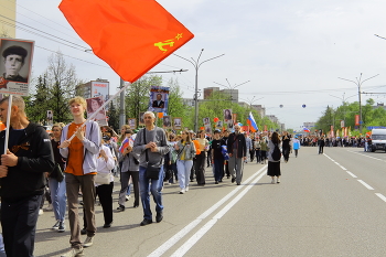 80-тилетие Великой Победы / Россия г. Новокузнецк центр города.
Шествие Бессмертного Полка
к Вечному Огню на Аллею Героев.
Люди шли нескончаемым потоком
под песни военных лет и подпевали,
несли портреты родных, участвовавших в ВОВ.
Муж несет портрет моего отца:
Никитин Устин Петрович - станковый пулеметчик,
на Карельском фронте защищал военный аэродром,
взрывной волной его оглушило, так и был всю жизнь глухой.
После окончания ВОВ воевал с Японией.
Я родилась в 1948-м году, мне уже 77 лет,
и все же мы прошли 5 км с Бессмертным Полком
к Вечному Огню на Аллею Героев