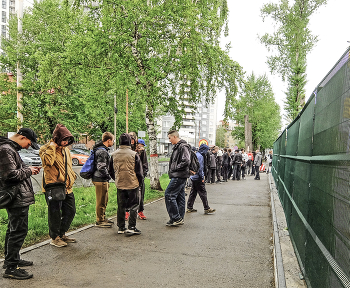 Старшеклассники. 21.05.2025. / Собрали старшеклассников перед входом в воинскую часть. НА экскурсию похоже мало.