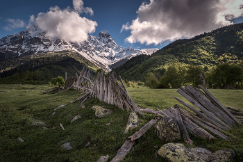 Old Fence In Mazeri / Холодный сванский ветер легко посвистывал в щелях старого, развалившегося забора в Мазери