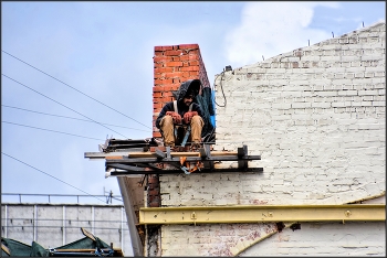 ..... Карлсон , который живет на крыше ..... / уличный сюжет