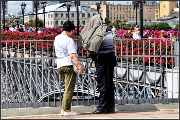 ..... Сейчас только пленку зарядим !.... / уличный сюжет