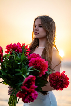 Юлиана с букетом / модель Юлиана Смирнова