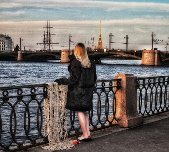 Поймала! / Символизм. Аллегория.
Рыбалка закончилась удачно.
И теперь мужской плащ согреет девушку этим прогладным вечером.
Разная цветовая гамма серии также отражает внутренний мир модели в конкретной ситуации.
Это не ошибка!