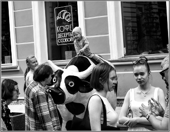 ..... Маленькая всадница ...... / уличный кадр