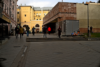 Рождественка / Улица Рождественка в Москве. Метро &quot;Кузнецкий мост&quot;. Ноябрь 2023.