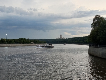 Вид на Москва-реку с Воробьёвского шоссе / ***