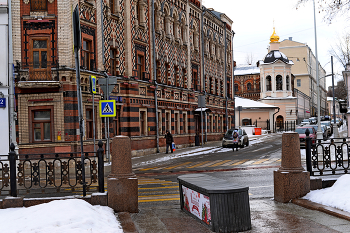 Крапивенский переулок / Крапивенский переулок в Москве. Ансамбль жилых домов Константинопольского патриаршего подворья 1887-1892 гг. архитектор С.К. Родионов. Февраль 2023.