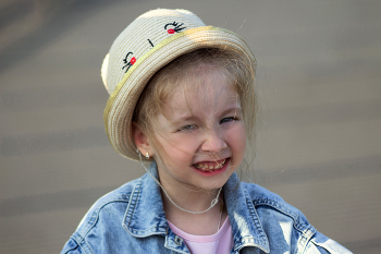 Даша / Даша, 5 лет. Прогулка по набережной Тобола.
