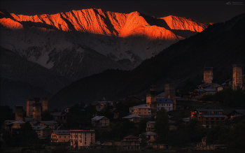 SVANETI / Грузия, Верхняя Сванетия.
Утренняя Местиа, вид с восточной стороны на рассвете.
Конец октября 2024г.
© PHOTOTRAVEL.PRO