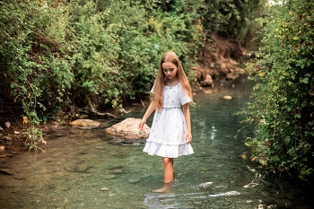 &nbsp; / Children's photo session by the stream in the sunset