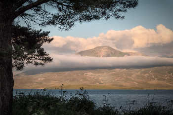 Shavnabada Volcano Over Tabatskuri Lake / Старый вулкан Шавнабада, в одеянии из облаков возвышается над озером Табацкури
