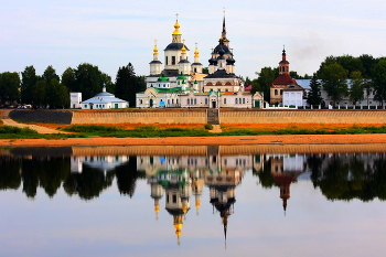 Великий Устюг. / Храмовый комплекс - взгляд с другого берега реки Сухоны, вблизи впадения её в Северную Двину. 5 августа 2025 года.