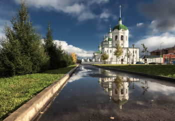 Богоявленский собор / В центре старого города на берегу Енисея расположен собор Богоявления — один из древнейших в Енисейске и Красноярском крае, замечательный архитектурный памятник сибирского каменного зодчества XVIII века, памятник архитектуры федерального значения.После дождя его краски играют особенно красиво.