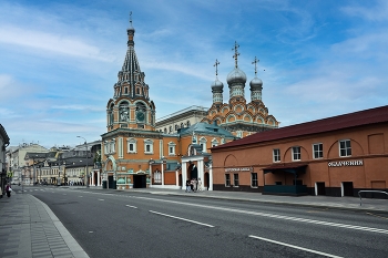 Храм Святителя Григория Неокесарийского в Дербицах / Каменный храм святителя Григория Неокесарийского был воздвигнут на месте древней деревянной церкви, которую, в свою очередь, построил князь Василий II Тёмный, внук Димитрия Донского и прадед Иоанна Грозного. Предание гласит, что, находясь в татарском плену, князь дал обет: если вернётся домой, построит в том месте, откуда увидит Москву, храм во имя святого, память которого совершается в этот день. Это произошло 17 (30) ноября 1445 года — день празднования памяти святителя Григория, епископа и чудотворца Неокесарийского. Тогда измученный пленом и долгой дорогой домой князь увидел белокаменный Кремль. Место, откуда открывался этот вид, находилось немного юго-восточней нынешнего расположения храма. Вероятно, князь ехал по дороге, совпадающей с современным Старомонетным переулком. Первоначальный храм во время пожара сгорел.