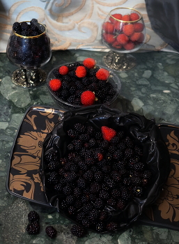 Красное и чёрное, чёрное / Натюрморт с ежевикой и княженикой