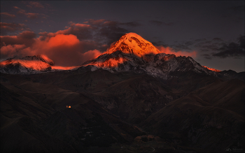 KAZBEGI / Грузия, Казбеги (Степанцминда).
Находясь тут - сложно удержаться от соблазна выехать на рассвете куда-нибудь повыше, чтобы увидеть утренний Казбек.
Вид на Троицкую церковь в Гергети ( Гергетис Цминда Самеба ) и Казбек в утренних сумерках.
Одна из самых прекрасных и живописных достопримечательностей страны ..
Октябрь 2024г.

© https://phototravel.pro
