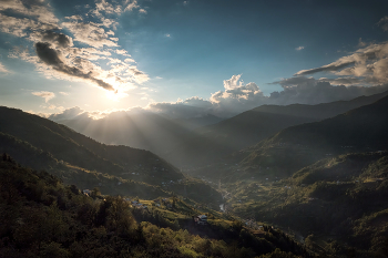 Sunset Over Mountains / Лучи солнца прорезали облака на закате