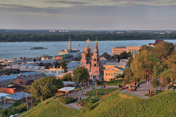 Красивый Нижний Новгород на закате / Вечер в Нижнем Новгороде, вид на Волгу и Рождественскую церковь