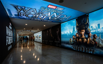 Wakanda Forever Tunnel – KLCC Walkway / Underground pedestrian walkway in Kuala Lumpur, Malaysia, near KLCC Park
Large-scale promotional displays for Black Panther: Wakanda Forever
Wall-to-wall movie posters, ceiling banners, life-size character images
Bright, modern, cinematic, immersive advertising