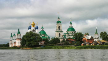 Ростов Великий - город контрастов / Спасо-Яковлевский Димитриев мужской монастырь
июль, 2005 год
В настоящее время справа от монастыря застроено гостиницами, явная потеря аутентичности. Впрочем о самом монастыре можно сказать то же самое.