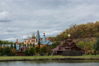 Золотая осень...золотая...Постучалась в тихий монастырь... / Территория Нижнеломовского Казанско- Богородицкого мужского монастыря. 27-09-2025.