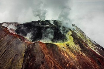 Авачинский вулкан / Конус действующего Авачинского вулкана. На вершине многочисленные фумаролы извергают сероводород и разные другие газы. Высота 2741 метр