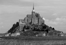 Аббатство Сaн Мишель / Снимки St.Michel Abbey (Нормандия) на сайте были неоднократно.
У Ega и GoodMood есть интересные работы. 

Основанное в 708 году  аббатство быстро перешло к бенедиктинцам.   
И сейчас это действующий монастырь.