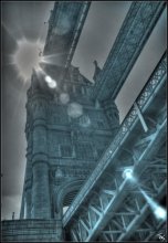 London Bridge / Проплывая под мостом