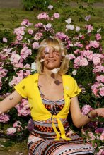 Застывшие лепестки / Ботанический сад,листья от роз подкинуты в воздух