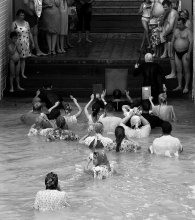 крестный ход / Источник Св.Анны, Украина. Температура воды в источнике 4 градуса.

Были сомнения касательно категории &quot;путешествие&quot; или &quot;жанр&quot;. Склоняюсь скорее ко второй.