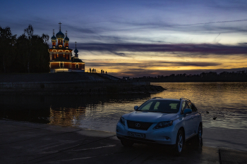 «Опыт удивительного» (Experience Amazing) / «Неустанное стремление к совершенству» (The Relentless Pursuit of Perfection) — первоначальный (до 2017) слоган бренда Lexus.
Слева вверху - Церковь Димитрия на Крови