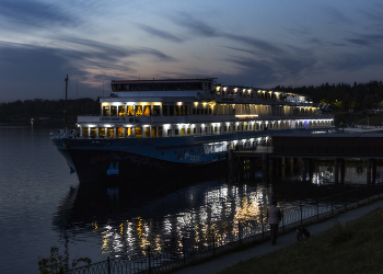 "Лунная соната" / ...только десять минут,
Здесь, всего лишь, стоит теплоход...