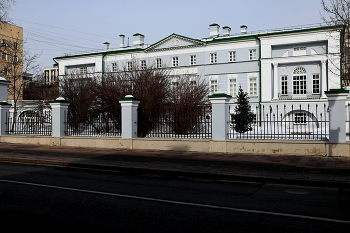 Малая Никитская / Малая Никитская улица в Москве. Усадьба Долгоруких-Бобринских. Дом Ростовых в «Войне и мире» С. Бондарчука. Считается прототипом дома, во флигеле которого с 1883 по 1891 год жил Эраст Петрович Фандорин, герой серии романов Бориса Акунина. Март 2024.