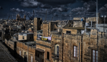 Портовый город / И дни текут, пропахшие душистой
Пшеничной пылью, дымом и смолой;
Всё тот же зной, томительный и мглистый