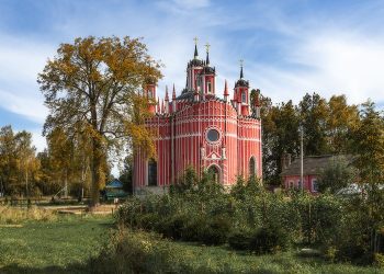 Дежавю / Село Красное, Старицкий район, Тверская область, Церковь Спаса Преображения
Одна из трёх церквей "чесменского" типа, построенных по проекту Ю.М. Фельтена. Две другие: церковь Рождества Иоанна Предтечи в Санкт-Петербурге (сохранилась) и церковь Николая Чудотворца в с. Посадниково (Новоржевский район Псковской области утрачена)