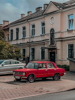 Красный автомобиль / 2024 / Мобильная фотография / iPhone 13 Pro